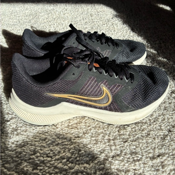 Nike Downshifter Women's Black and bronze Sneakers-size 7 - Picture 4 of 7